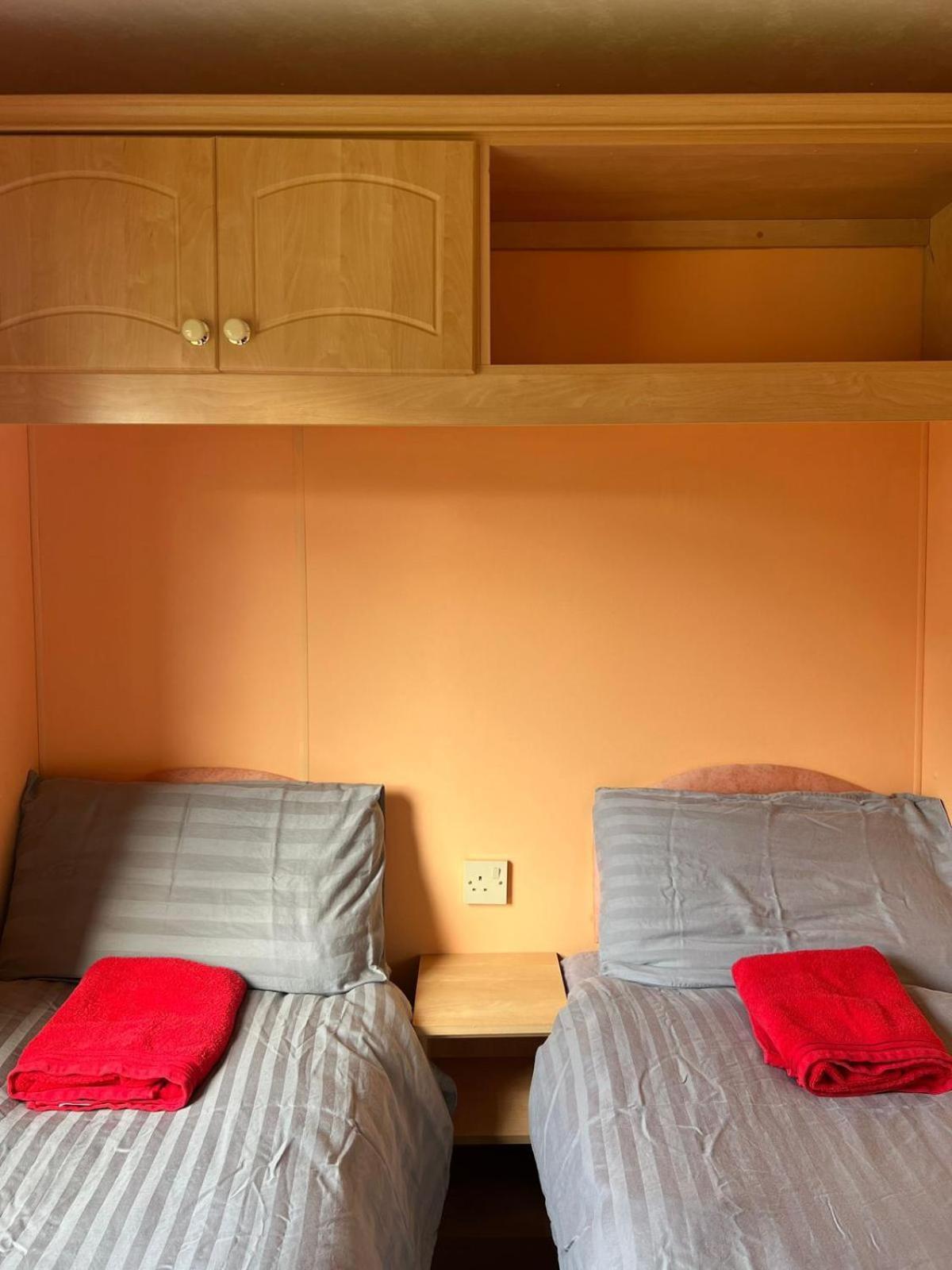 Spacious 2 Bedroomed Mobile Home Абъристуит Екстериор снимка