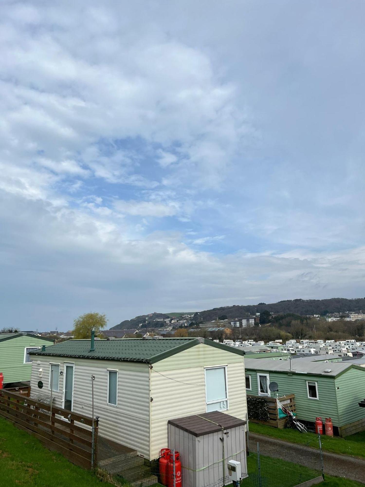 Spacious 2 Bedroomed Mobile Home Абъристуит Екстериор снимка