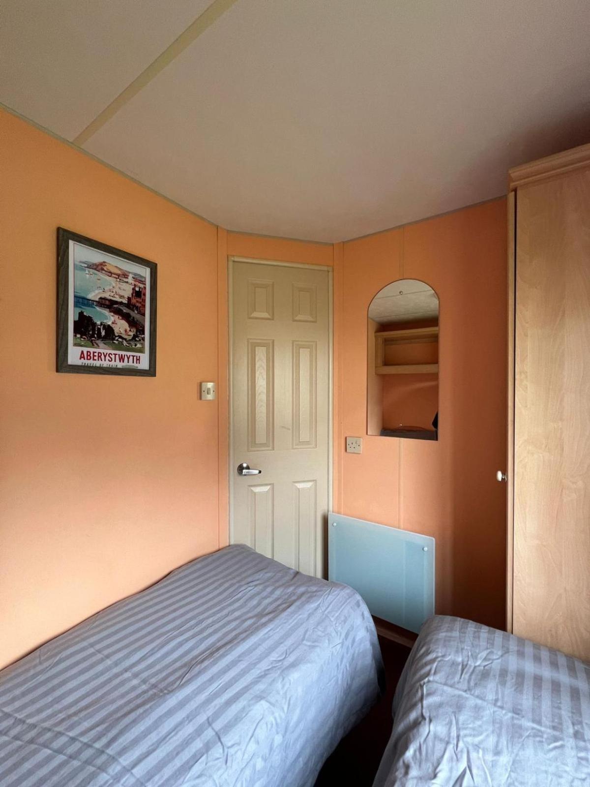 Spacious 2 Bedroomed Mobile Home Абъристуит Екстериор снимка