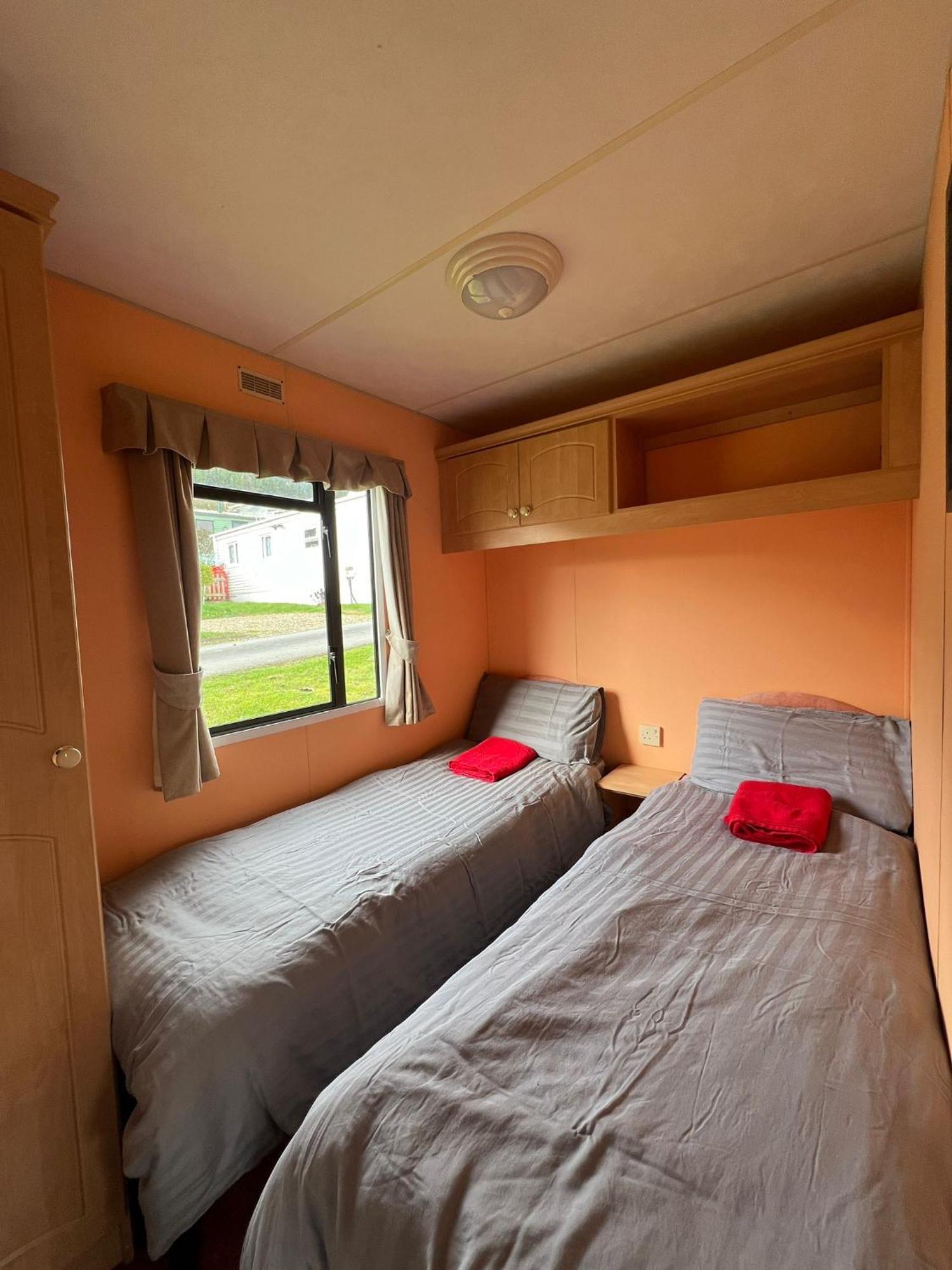 Spacious 2 Bedroomed Mobile Home Абъристуит Екстериор снимка