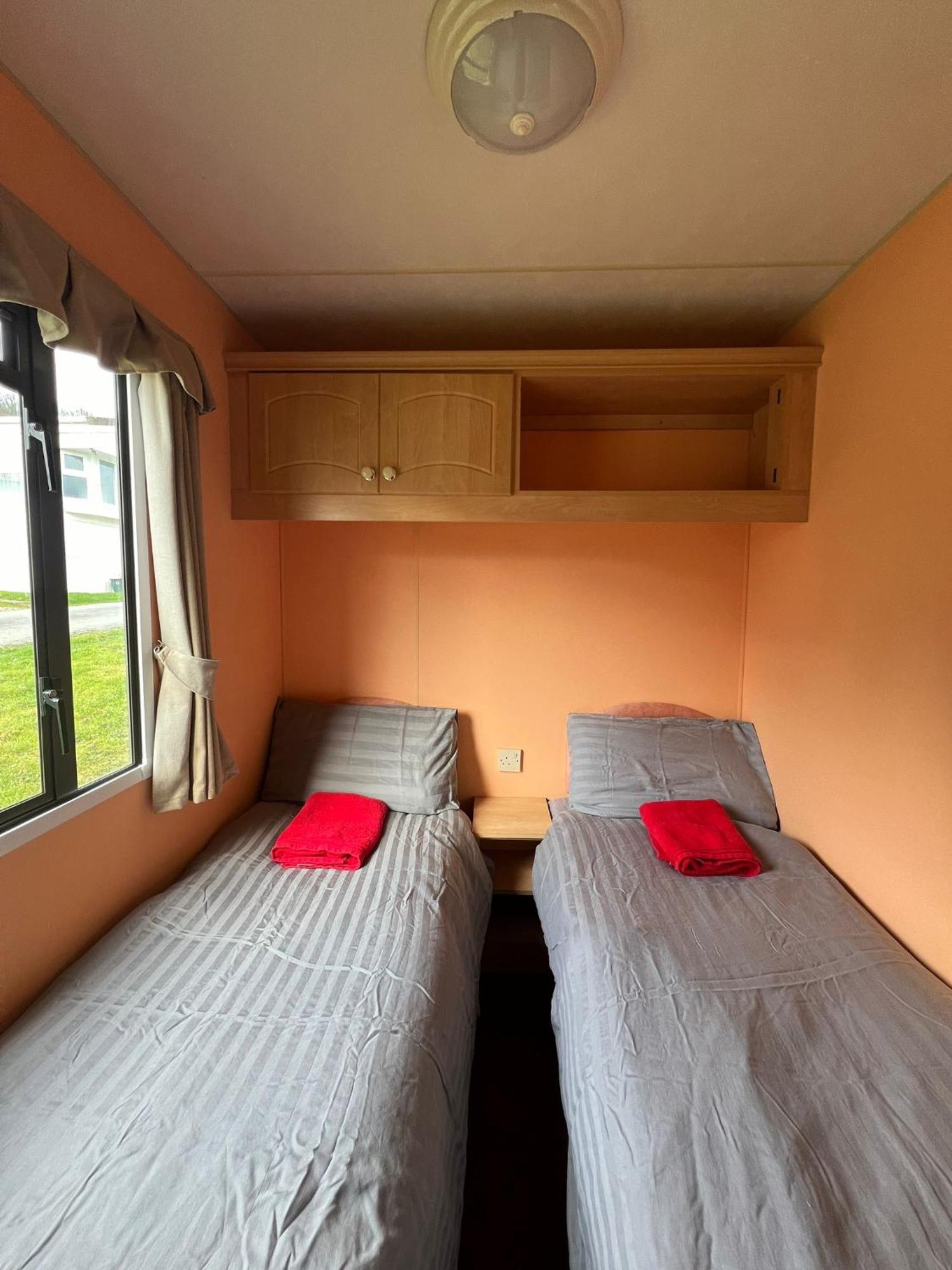 Spacious 2 Bedroomed Mobile Home Абъристуит Екстериор снимка