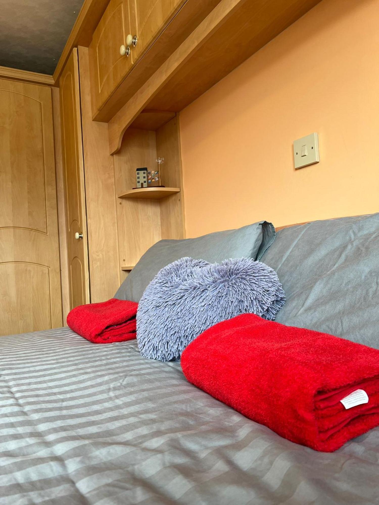 Spacious 2 Bedroomed Mobile Home Абъристуит Екстериор снимка